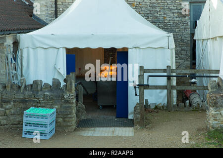 Folly Farm in der Nähe von Bristol, Blick ins Festzelt errichtet für Hochzeitsfeier Essen Stockfoto