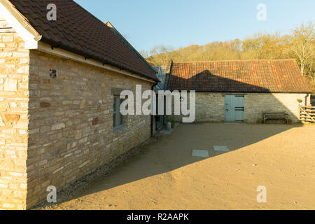 Folly Farm in der Nähe von Bristol, Blick von den Gebäuden rund um den Haupteingang Stockfoto