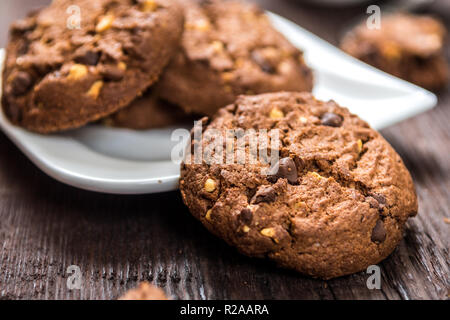 Traditionelle Chocolate Chip Cookies auf Holz Tisch Stockfoto