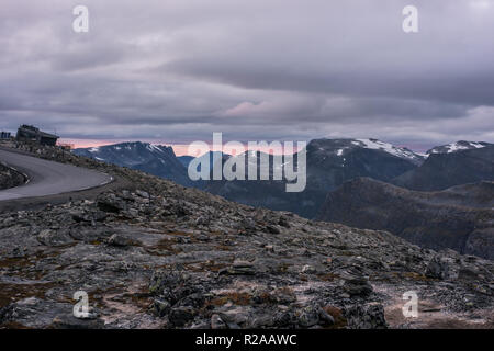 Dramatischer Blick vom Dalsnibba, Norwegen. Mit der schönen Natur von Norwegen mit seiner atemberaubenden Bergketten und Landschaften. Stockfoto