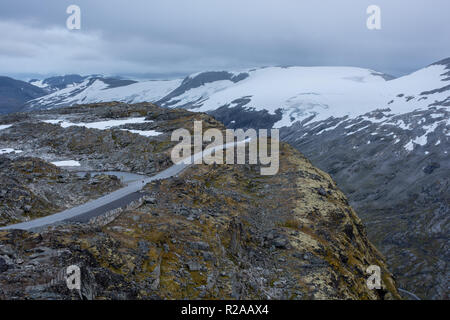 Straße nach Dalsnibba in der schönen Natur von Norwegen mit seiner atemberaubenden Bergketten und Landschaften. Stockfoto