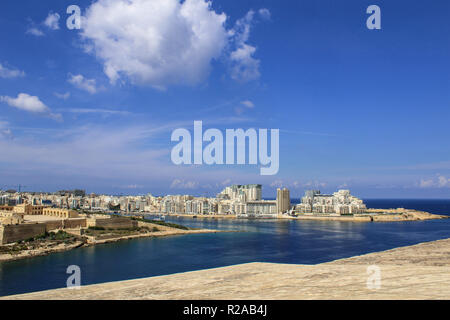 VALLETTA, MALTA SEPTEMBAR 26, 2017 - Fort Manoel ab Hastings Gardens in Valletta Gzira Gebäude gesehen. Stockfoto