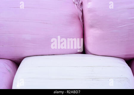 Heuballen in Pink und Kunststoff Verpackung. Stockfoto