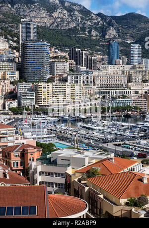 Stadtbild und die Yachten im Port Hercule, Monaco angedockt. Stockfoto