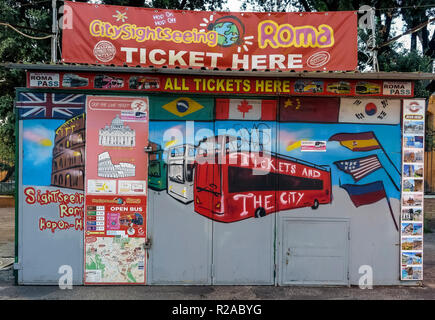 Ticketschalter für Sightseeing-Bus. Tickets und die Stadt. Rom, Italien, Europa, Europäische Union, EU. Stockfoto