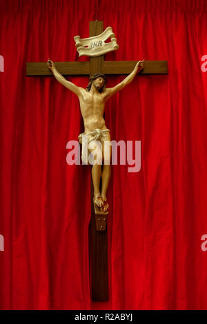 Statue von Jesus Christus am Kreuz in Santa Maria Delle Grazie Alle Fornaci, Italien. Kirche der heiligen Maria von Grazien. Rom, Italien, Europa, Europäische Union, EU Stockfoto