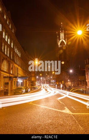 Newcastle/England - 10. Februar 2014: Newcastle upon Tyne bei Nacht Auto licht Trails St. Nikolaus Kathedrale Stockfoto