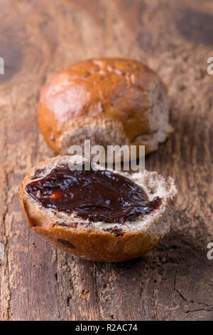 Klemmt, einer bayerischen Brötchen mit Rosinen Stockfoto