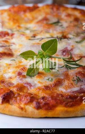 Rustikales Haus bildete Pilz pizza Stockfoto