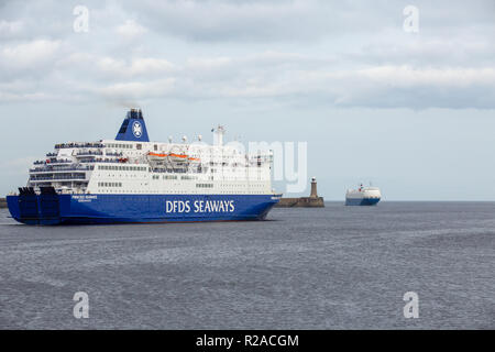South Shields/England - 14. Oktober 2017: South Shields Pier mit DFDS Seaways Fähre, die für Amsterdam Stockfoto