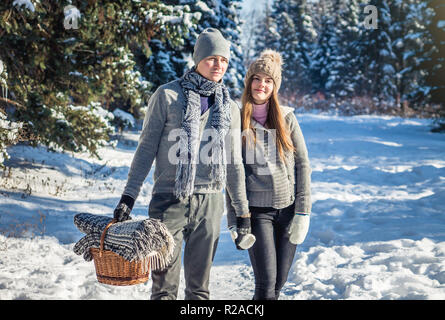 Junges Paar in Liebe Spaziergänge im Winter Wald Stockfoto