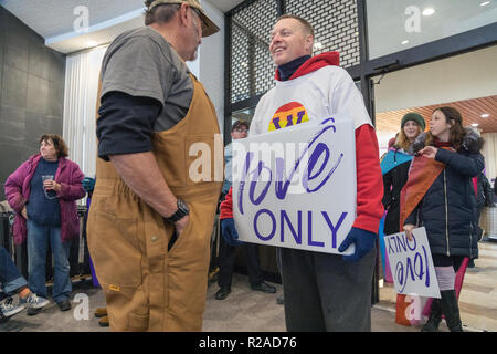 Macomb, Illinois, USA. 17. November 2018. Studenten an der Western Illinois University, Macomb, Illinois hielt eine einzige Liebe die Kundgebung zur Unterstützung der Homosexuellen und LGBTQ Menschen. Die Rallye war im Gegensatz zu einem Protest durch die Westboro Baptist Church in einer nahe gelegenen Straße Kreuzung statt. Credit: Keith Turrill/Alamy leben Nachrichten Stockfoto