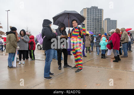 Macomb, Illinois, USA. 17. November 2018. Studenten an der Western Illinois University, Macomb, Illinois hielt eine einzige Liebe die Kundgebung zur Unterstützung der Homosexuellen und LGBTQ Menschen. Die Rallye war im Gegensatz zu einem Protest durch die Westboro Baptist Church in einer nahe gelegenen Straße Kreuzung statt. Credit: Keith Turrill/Alamy leben Nachrichten Stockfoto