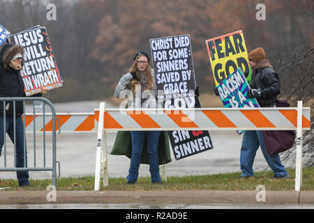 Macomb, Illinois, USA. 17. November 2018. Die Westboro Baptist Church in Topeka, Kansas hielt einen Protest in Macomb, Illinois auf Samstag, weil ein Mitglied einer Besuch Indiana State University Football Team offen schwul ist. Credit: Keith Turrill/Alamy leben Nachrichten Stockfoto