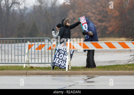 Macomb, Illinois, USA. 17. November 2018. Die Westboro Baptist Church in Topeka, Kansas hielt einen Protest in Macomb, Illinois auf Samstag, weil ein Mitglied einer Besuch Indiana State University Football Team offen schwul ist. Credit: Keith Turrill/Alamy leben Nachrichten Stockfoto