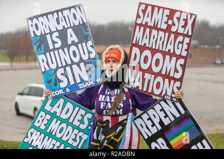 Macomb, Illinois, USA. 17. November 2018. Die Westboro Baptist Church in Topeka, Kansas hielt einen Protest in Macomb, Illinois auf Samstag, weil ein Mitglied einer Besuch Indiana State University Football Team offen schwul ist. Credit: Keith Turrill/Alamy leben Nachrichten Stockfoto