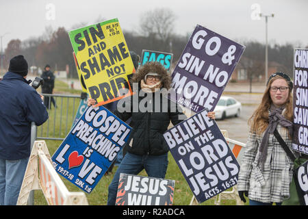 Macomb, Illinois, USA. 17. November 2018. Die Westboro Baptist Church in Topeka, Kansas hielt einen Protest in Macomb, Illinois auf Samstag, weil ein Mitglied einer Besuch Indiana State University Football Team offen schwul ist. Credit: Keith Turrill/Alamy leben Nachrichten Stockfoto