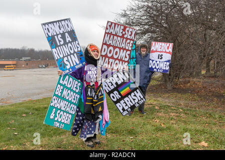 Macomb, Illinois, USA. 17. November 2018. Die Westboro Baptist Church in Topeka, Kansas hielt einen Protest in Macomb, Illinois auf Samstag, weil ein Mitglied einer Besuch Indiana State University Football Team offen schwul ist. Credit: Keith Turrill/Alamy leben Nachrichten Stockfoto