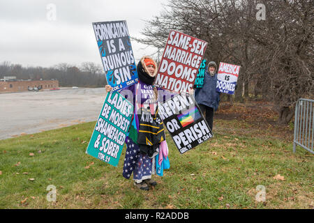Macomb, Illinois, USA. 17. November 2018. Die Westboro Baptist Church in Topeka, Kansas hielt einen Protest in Macomb, Illinois auf Samstag, weil ein Mitglied einer Besuch Indiana State University Football Team offen schwul ist. Credit: Keith Turrill/Alamy leben Nachrichten Stockfoto