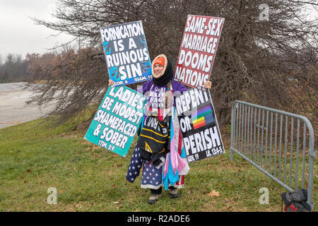 Macomb, Illinois, USA. 17. November 2018. Die Westboro Baptist Church in Topeka, Kansas hielt einen Protest in Macomb, Illinois auf Samstag, weil ein Mitglied einer Besuch Indiana State University Football Team offen schwul ist. Credit: Keith Turrill/Alamy leben Nachrichten Stockfoto