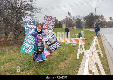 Macomb, Illinois, USA. 17. November 2018. Die Westboro Baptist Church in Topeka, Kansas hielt einen Protest in Macomb, Illinois auf Samstag, weil ein Mitglied einer Besuch Indiana State University Football Team offen schwul ist. Credit: Keith Turrill/Alamy leben Nachrichten Stockfoto