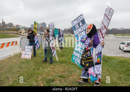 Macomb, Illinois, USA. 17. November 2018. Die Westboro Baptist Church in Topeka, Kansas hielt einen Protest in Macomb, Illinois auf Samstag, weil ein Mitglied einer Besuch Indiana State University Football Team offen schwul ist. Credit: Keith Turrill/Alamy leben Nachrichten Stockfoto