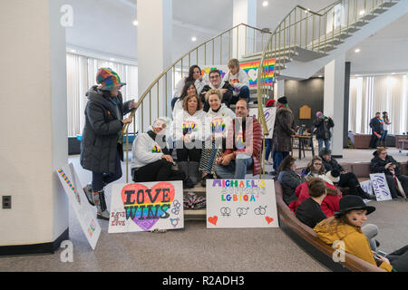 Macomb, Illinois, USA. 17. November 2018. Die Westboro Baptist Church in Topeka, Kansas hielt einen Protest in Macomb, Illinois auf Samstag, weil ein Mitglied einer Besuch Indiana State University Football Team offen schwul ist. Credit: Keith Turrill/Alamy leben Nachrichten Stockfoto