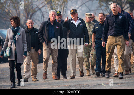 Paradies, Kalifornien, USA. 17. Nov, 2018. Präsident Donald Trump Gespräche mit Kongressabgeordneten Kevin McCarthy, wie sie Tour der Skyway Villa Mobile Home und RV Park mit reg. Jerry Brown bei seinem Besuch des Camp Fire in Paradise, Calif. am Samstag, 17. November 2018. Das Lagerfeuer im nördlichen Kalifornien hat der Nation tödlichsten wildfire in einem Jahrhundert geworden und hat mindestens 63 Menschen getötet und mehr als 1000 fehlen noch. Credit: Paul Kitagaki jr./ZUMA Draht/Alamy leben Nachrichten Stockfoto