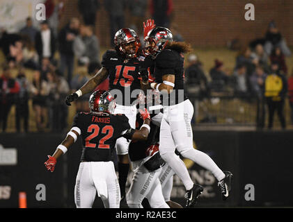 November 17, Western Kentucky Hilltoppers Defensive zurück Ta'Corian 2018 Darden (15) und der Western Kentucky Hilltoppers Defensive zurück Roger Cray (24), um das Abfangen Feiern während der NCAA Football Spiel zwischen den UTEP Miner's und der Western Kentucky Hilltoppers an Houchens Industrien - L.t. Smith Stadion in Bowling Green Ky. Steve Roberts CSM Stockfoto