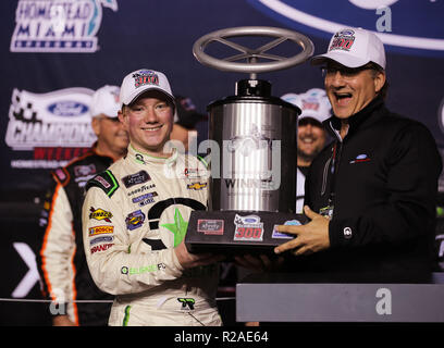 Homestead, Fla, USA. 17. Nov, 2018. Tyler Reddick, Fahrer des (9) BurgerFi Chevrolet, erhält die Trophäe als der Sieger 2018 des Ford EcoBoost 300 Meisterschaft auf dem Homestead-Miami Speedway in Homestead, Fla. Mario Houben/CSM/Alamy leben Nachrichten Stockfoto