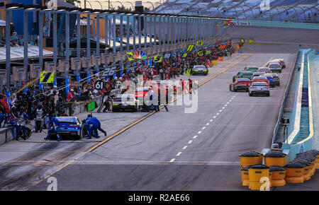 Homestead, Fla, USA. 17. Nov, 2018. Autos Grube als Pack zieht aus der Boxengasse während der NASCAR XFINITY Serie Ford EcoBoost 300 Meisterschaft auf dem Homestead-Miami Speedway in Homestead, Fla. Mario Houben/CSM/Alamy leben Nachrichten Stockfoto