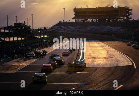 Homestead, Fla, USA. 17. Nov, 2018. Autos fahren in der Boxengasse während der NASCAR XFINITY Serie Ford EcoBoost 300 Meisterschaft auf dem Homestead-Miami Speedway in Homestead, Fla. Mario Houben/CSM/Alamy leben Nachrichten Stockfoto