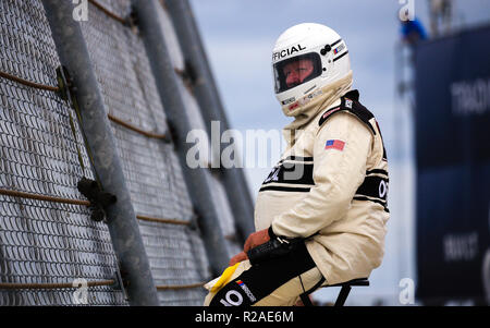 Homestead, Fla, USA. 17. Nov, 2018. Ein NASCAR offizielle folgt das Rennen auf ein Drehen während der NASCAR XFINITY Serie Ford EcoBoost 300 Meisterschaft auf dem Homestead-Miami Speedway in Homestead, Fla. Mario Houben/CSM/Alamy leben Nachrichten Stockfoto