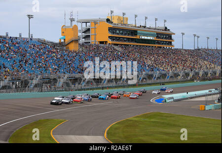 Homestead, Fla, USA. 17. Nov, 2018. Das Pace Car führt die Rennwagen zu Beginn der NASCAR XFINITY Serie Ford EcoBoost 300 Meisterschaft auf dem Homestead-Miami Speedway in Homestead, Fla. Mario Houben/CSM/Alamy leben Nachrichten Stockfoto