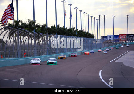 Homestead, Fla, USA. 17. Nov, 2018. Autos Rennen auf einer Strecke während der NASCAR XFINITY Serie Ford EcoBoost 300 Meisterschaft auf dem Homestead-Miami Speedway in Homestead, Fla. Mario Houben/CSM/Alamy leben Nachrichten Stockfoto