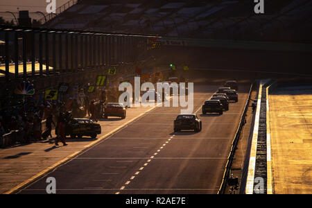 Homestead, Fla, USA. 17. Nov, 2018. Autos ziehen aus der Boxengasse während der NASCAR XFINITY Serie Ford EcoBoost 300 Meisterschaft auf dem Homestead-Miami Speedway in Homestead, Fla. Mario Houben/CSM/Alamy leben Nachrichten Stockfoto