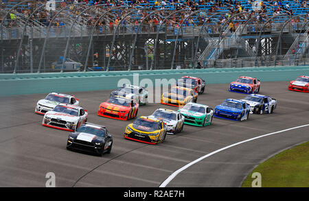 Homestead, Fla, USA. 17. Nov, 2018. Das Pace Car führt die Rennwagen zu Beginn der NASCAR XFINITY Serie Ford EcoBoost 300 Meisterschaft auf dem Homestead-Miami Speedway in Homestead, Fla. Mario Houben/CSM/Alamy leben Nachrichten Stockfoto