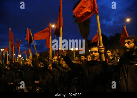 Athen, Griechenland. 17. Nov, 2018. Demonstranten demonstrieren und Shout Slogans in Erinnerung an die Athener Polytechnikum Aufstand 1973 in Athen, Griechenland, am 07.11.17., 2018. Tausende von griechischen Bürger zogen in der Mitte von Athen am Samstag den 45. Jahrestag des Aufstands, die auf die Wiederherstellung der Demokratie im Land führte nach der Militärjunta in 1967-1974 zu markieren. Credit: Marios Lolos/Xinhua/Alamy leben Nachrichten Stockfoto