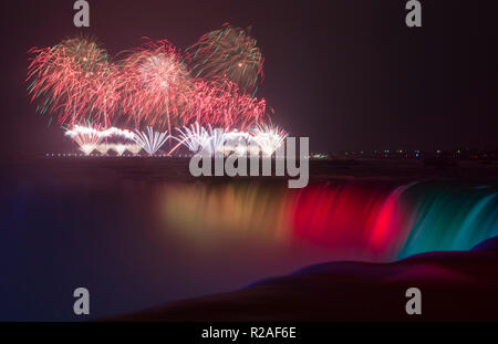 Toronto, Kanada. 16 Nov, 2018. Team Finnland zeigt ihre Feuerwerk über dem Niagara Falls während der 2018 Kaskaden von Feuer Feuerwerkswettbewerb in Niagara Falls, Ontario, Kanada, 16. November, 2018. Mit Präsentationen von Team China, Finnland und Brasilien, die ersten Kaskaden von Feuer Feuerwerkswettbewerb präsentiert drei Wochenende Nächte im November zu präsentieren 18-minütige pyrotechnischen Shows zu Musik synchronisiert. Credit: Zou Zheng/Xinhua/Alamy leben Nachrichten Stockfoto