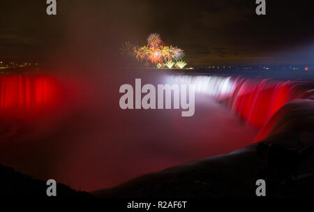 Toronto, Kanada. 17. Nov, 2018. Team Brasilien zeigt ihre Feuerwerk über dem Niagara Falls während der 2018 Kaskaden von Feuer Feuerwerkswettbewerb in Niagara Falls, Ontario, Kanada, November 17, 2018. Mit Präsentationen von Team China, Finnland und Brasilien, die ersten Kaskaden von Feuer Feuerwerkswettbewerb präsentiert drei Wochenende Nächte im November zu präsentieren 18-minütige pyrotechnischen Shows zu Musik synchronisiert. Credit: Zou Zheng/Xinhua/Alamy leben Nachrichten Stockfoto