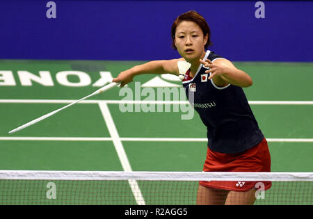 Hongkong, China. 18 Nov, 2018. Nozomi Okuhara von Japan dient während der Damen Finale gegen Ratchanok Intanon von Thailand an 2018 Yonex-Sunrise Hong Kong in Hong Kong, South China, Nov. 18, 2018. Nozomi Okuhara gewann 2-0, um den Titel zu behaupten. Quelle: Lo Ping Fai/Xinhua/Alamy leben Nachrichten Stockfoto