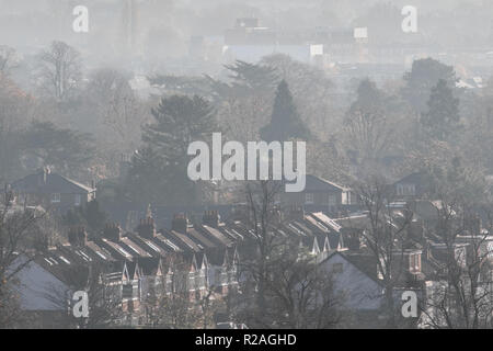 London, Großbritannien. 18 Nov, 2018. Wimbledon gebadet in schönen Herbst Sonnenschein an einem kalten, sonnigen November Morgen Credit: Amer ghazzal/Alamy leben Nachrichten Stockfoto