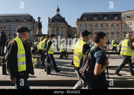 Bordeaux, Frankreich - 17. November 2018: Demonstration gelb gegen Erhöhung der Steuern auf Benzin und Diesel eingeführt, Regierung von Frankreich Credit: sportpoint/Alamy leben Nachrichten Stockfoto