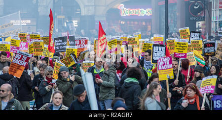 London, Großbritannien. 17. Nov, 2018. Tausende marschierten durch die Londoner Innenstadt eine Demonstration gegen Rassismus und Faschismus, organisiert von bis zu Rassismus und Vereinen gegen den Faschismus, Stand: David Rowe/Alamy leben Nachrichten Stockfoto