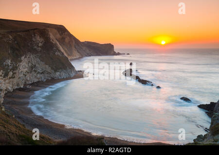 Lulworth, Dorset, Großbritannien. 18. November 2018. Die Sonne über Man O'War Bay an der Jurassic Coast, in der Nähe von Dorset Lulworth an einem klaren kalten Morgen. Foto: Graham Jagd-/Alamy Leben Nachrichten. Stockfoto