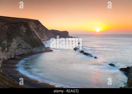 Lulworth, Dorset, Großbritannien. 18. November 2018. Die Sonne über Man O'War Bay an der Jurassic Coast, in der Nähe von Dorset Lulworth an einem klaren kalten Morgen. Foto: Graham Jagd-/Alamy Leben Nachrichten. Stockfoto