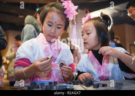 Shenyang, Provinz Liaoning, China. 18 Nov, 2018. Grundschüler erleben Sie die Prozesse von Movable-type Drucken in Shenyang, der Hauptstadt der Provinz Liaoning im Nordosten Chinas, Nov. 18, 2018. Credit: Lange Lei/Xinhua/Alamy leben Nachrichten Stockfoto