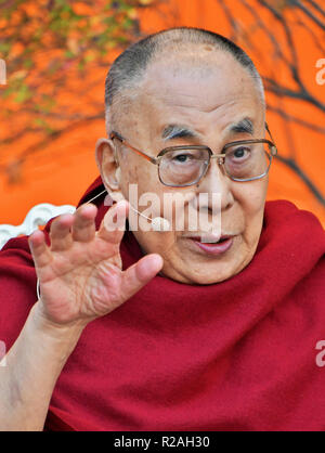 Tokio, Japan. 17. Nov, 2018. Der 14 Dalai Lama besucht einen Talk' - wir sind eine Familie -' im Hibiya Open-Air-Concert Hall in Tokio, Japan, am 17. November 2018. Quelle: Lba Co.Ltd./Alamy leben Nachrichten Stockfoto