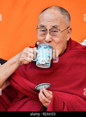 Tokio, Japan. 17. Nov, 2018. Der 14 Dalai Lama besucht einen Talk' - wir sind eine Familie -' im Hibiya Open-Air-Concert Hall in Tokio, Japan, am 17. November 2018. Quelle: Lba Co.Ltd./Alamy leben Nachrichten Stockfoto