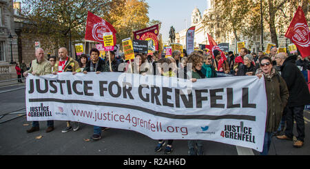 London, Großbritannien. 17. Nov, 2018. Tausende marschierten durch die Londoner Innenstadt eine Demonstration gegen Rassismus und Faschismus, organisiert von bis zu Rassismus und Vereinen gegen den Faschismus, Stand: David Rowe/Alamy leben Nachrichten Stockfoto